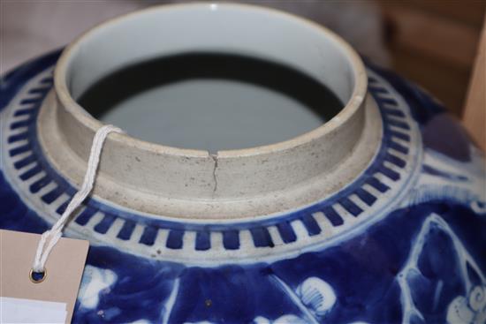 A large 19th century Chinese blue and white jar and cover Height 32cm